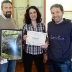 Il sindaco Andrea Bonfanti e l'assessore al turismo Beatrice Gambini premiano il vincitore Matteo Bini