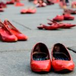 Scarpe rosse in una piazza