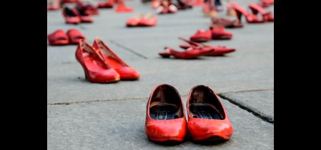 Scarpe rosse in una piazza