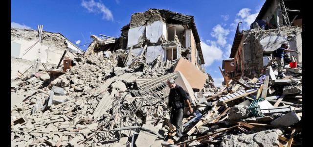 Un'immagine di abitazioni distrutte dal terremoto
