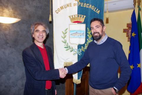 Il sindaco Andrea Bonfanti insieme a Rossano Ercolini